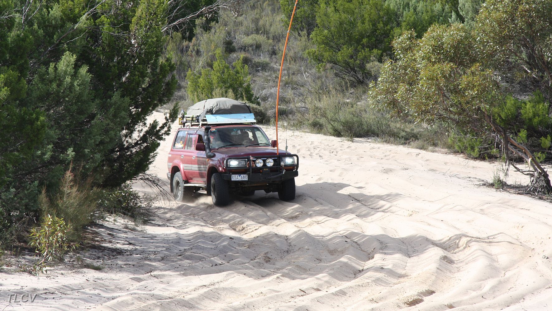 15-Scratchy rounds the 90 degree bend with wheels spinning.JPG